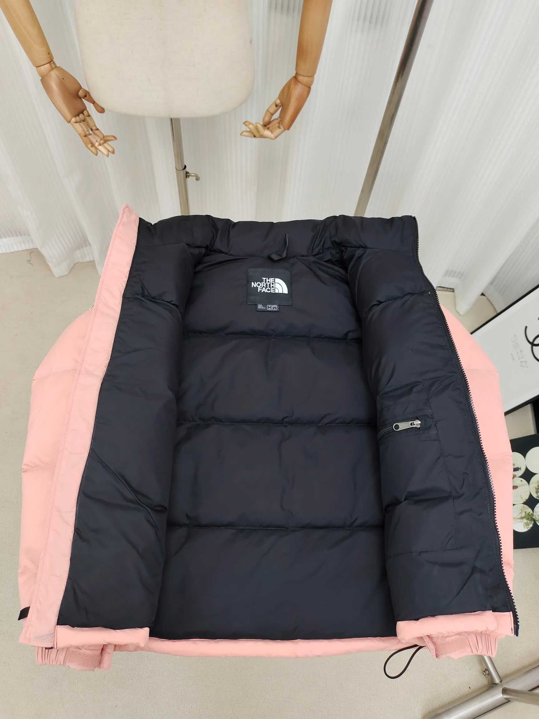 The North Face Classic 1996 ， Quality ， ，YKK ISO 9000Quality ZP ， Premium ， ， ， Lightweight 。Classic ， 。 。 Pink Size：XS-XXL